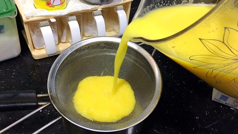 奶香玉米汁,倒出，过筛，玉米渣渣不要！