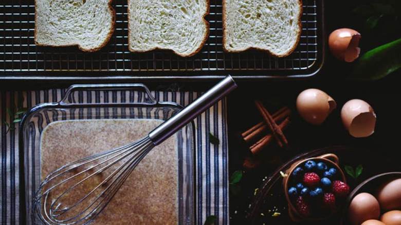 法式烤布里欧修吐司佐当季莓果和焦糖酱,把面包从网架上取下，冷却。