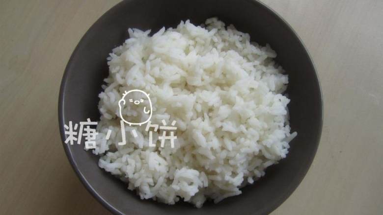 章鱼片握寿司,米饭 的比例一般是1碗醋5碗饭。寿司醋可以在煮熟米饭后再加，也有人喜欢在煮饭或者蒸饭的时候就把寿司醋放进去.