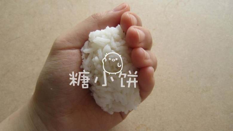 章鱼片握寿司,取一小团米饭放在手心中.
