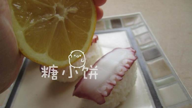 章鱼片握寿司,表面滴上柠檬汁 即可.