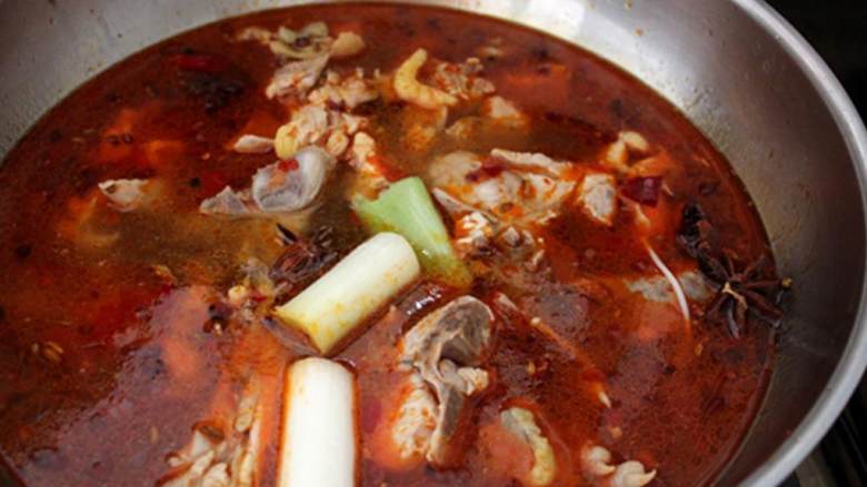 鸡肉火锅,把煮好的高汤加入炒好的香料中；加盐 ，炖煮20分钟。