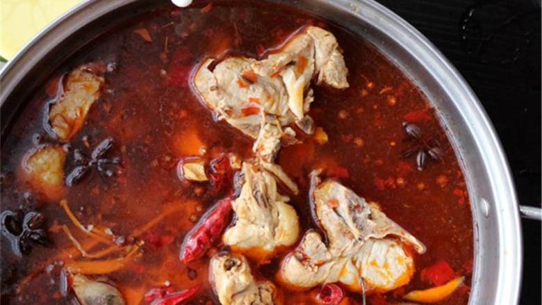 鸡肉火锅,火锅中可以加入蔬菜汆烫，蘸料吃。享用美味！