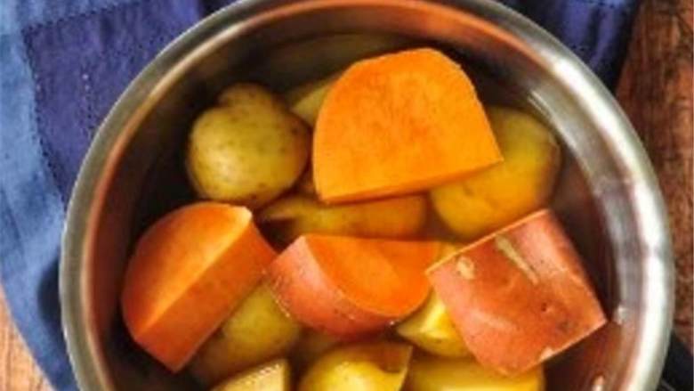 香甜薯泥派,把黄土豆和红薯洗干净，切成大块。