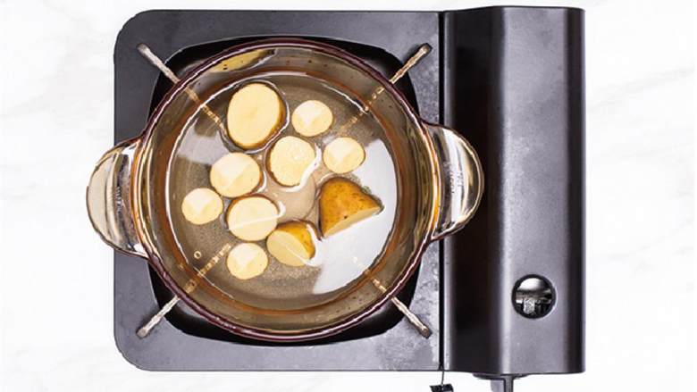 惠灵顿牛排,煮小土豆 , 烤箱预热180℃。小土豆不用去皮，洗净后对半切。煮一锅开水，烧开后加入小土豆，加盖煮8分钟后捞出备用