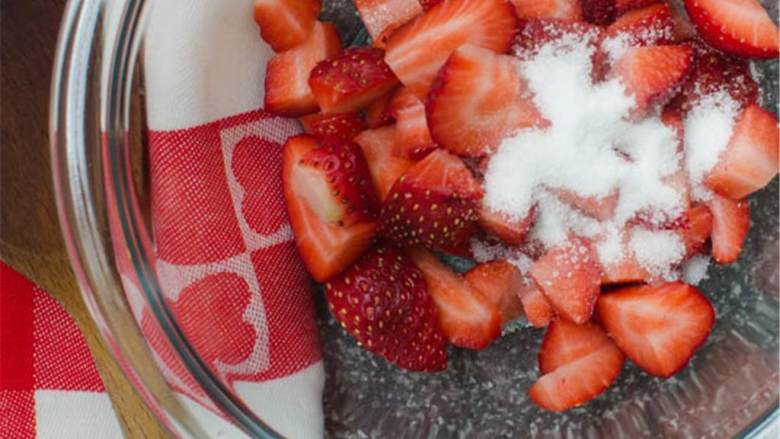 浆果奶油冰激凌,烤箱预热到175度，在小碗里，混合去芯切丁草莓 和糖, 混合搅拌放在一边.