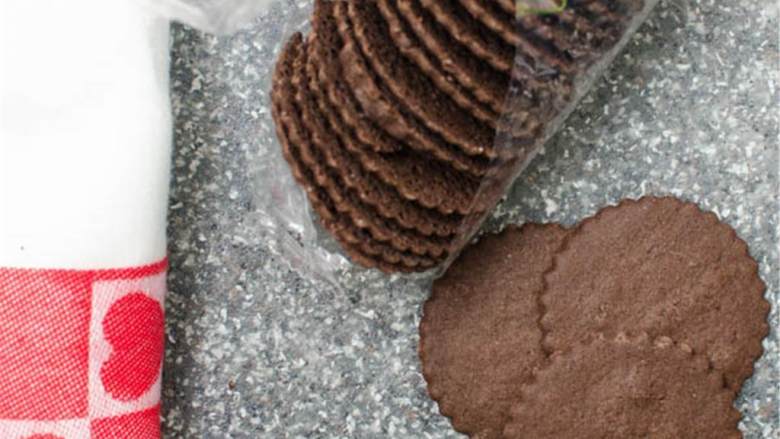 浆果奶油冰激凌,将巧克力威化饼干 中的10块放进易拉三明治密封袋中密封，保留其他两块用作装饰.