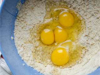  西番莲朗姆圆环蛋糕,混合中筋面粉 、糖 、即食香草布丁 、发酵粉 和盐 ，搅拌混合，加入整只鸡蛋 、植物油或菜籽油 和牛奶 ，打2分钟.