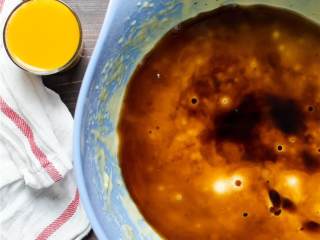  西番莲朗姆圆环蛋糕,将棕色黄油加到混合物里中速搅打，加入朗姆酒 和西番莲蜜 ，搅打1分钟.