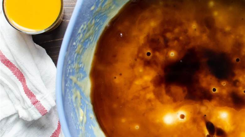  西番莲朗姆圆环蛋糕,将棕色黄油加到混合物里中速搅打，加入朗姆酒 和西番莲蜜 ，搅打1分钟.