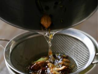 辣椒油,直到葱白变成浅棕色且发出强烈的香味，滤出所有的香料，油留在锅中。