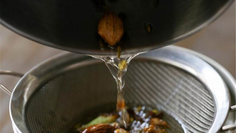 辣椒油,直到葱白变成浅棕色且发出强烈的香味，滤出所有的香料，油留在锅中。