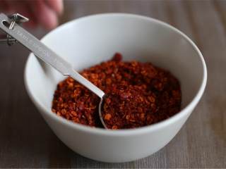 辣椒油,在碗中加入5汤匙的辣椒面