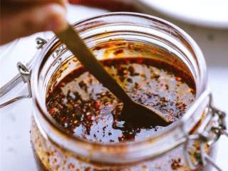 辣椒油,静置24小时后，辣椒油会变成鲜红色；放在密封容器中可以室温保存至多1个月。
