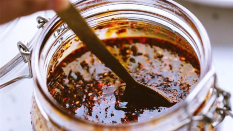 辣椒油,静置24小时后，辣椒油会变成鲜红色；放在密封容器中可以室温保存至多1个月。