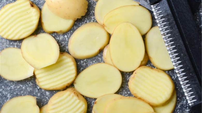 脆土豆配熏鲑鱼子酱,烤箱预热至200度，用尖刀或抹刀纵向切开小荷兰土豆 。