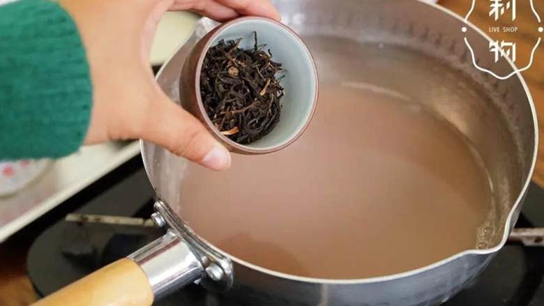 香芋奶茶,煮软的芋头块捞出，取煮芋头的水300ml，放入红茶 ，盖上锅盖，焖5分钟以上。