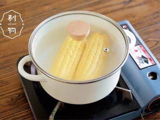 奶油玉米浓汤,将甜玉米  (1 stalk) 清洗干净，冷水入锅，盖上锅盖，水开后继续煮10分钟。
