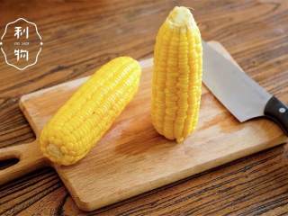 奶油玉米浓汤,甜玉米取出用刀切下玉米粒。这一步尽量趁热切，冷却之后甜玉米会边干变硬。
