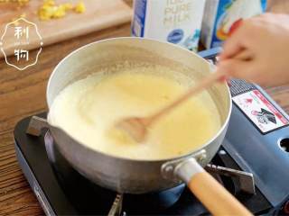 奶油玉米浓汤,锅中加入玉米糊、牛奶  (150 milliliter) 、淡奶油 、盐 ，边搅拌边煮至微微沸腾，最后再加盐 和黑胡椒 调味即可。