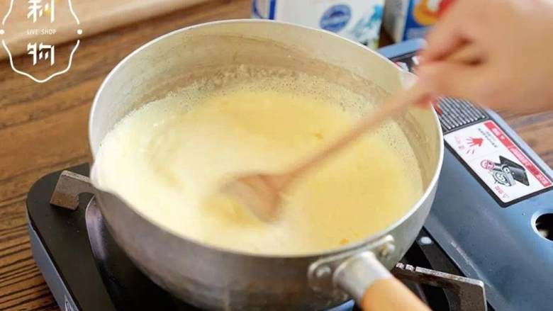 奶油玉米浓汤,锅中加入玉米糊、牛奶  (150 milliliter) 、淡奶油 、盐 ，边搅拌边煮至微微沸腾，最后再加盐 和黑胡椒 调味即可。