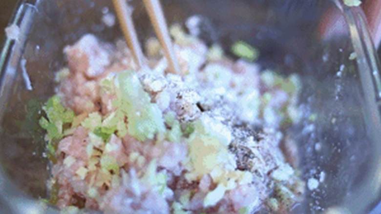 香煎藕夹,用筷子，顺时针将肉馅搅拌至上劲。