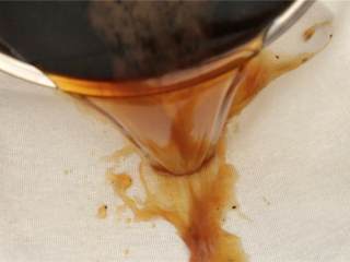 冷泡咖啡,在另一只碗上放上粗棉布，将咖啡从冰箱中取出，倒在棉布上过滤。