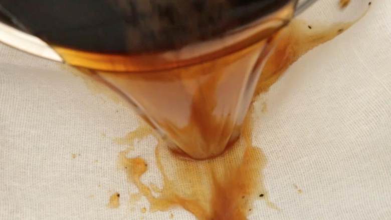 冷泡咖啡,在另一只碗上放上粗棉布，将咖啡从冰箱中取出，倒在棉布上过滤。
