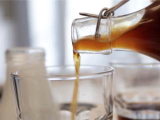冷泡咖啡,将咖啡倒入冰水，边加边搅拌，以1:3或1:2（咖啡：水）的比例稀释咖啡。