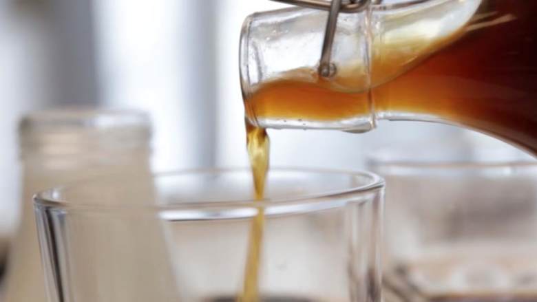 冷泡咖啡,将咖啡倒入冰水，边加边搅拌，以1:3或1:2（咖啡：水）的比例稀释咖啡。