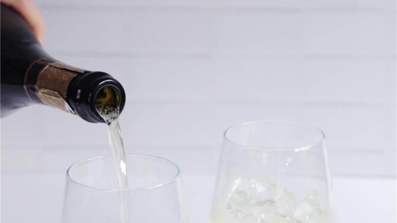  覆盆子香槟鸡尾酒,在两个杯子中加入冰块  分别倒入香槟