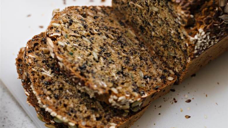 元气坚果面包,抹黄油即用，或搭配蔬菜肉类做成三明治。