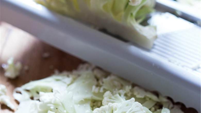 卷心菜豌豆沙拉配酸奶薄荷酱,花菜 刨片。如无工具，直接用刀切小块。