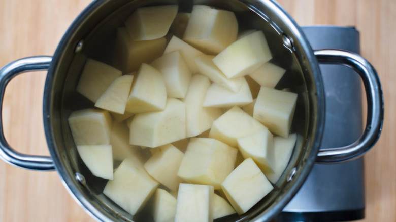 经典烤土豆,水中加入粗盐 ，再加入土豆块。