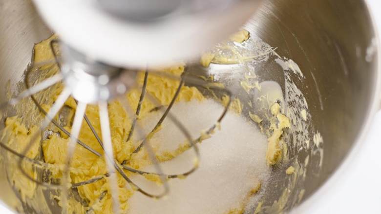 莎巴女王蛋糕,将无盐黄油 和砂糖 放在搅拌器的空碗中，中速搅拌约4分钟。