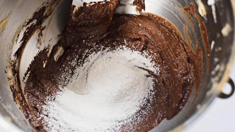 莎巴女王蛋糕,撒入三分之一的低筋面粉 ，搅拌混合。