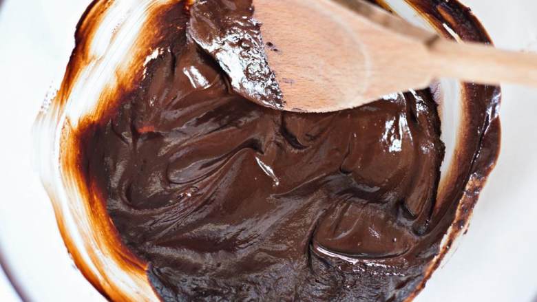 莎巴女王蛋糕,隔沸水融化黑巧克力 ，搅拌至完全融化，大概要约4分钟。