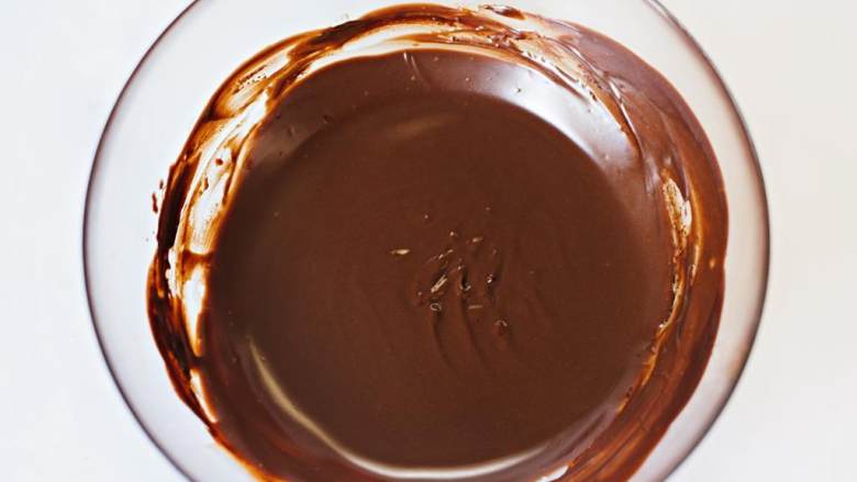 莎巴女王蛋糕,将巧克力酱放冰箱冷冻半小时，直至稍微凝固。