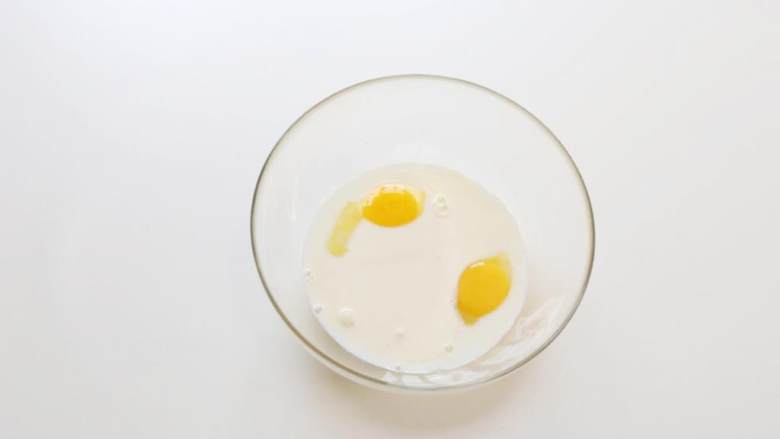 广式奶黄蛋黄月饼,鸡蛋 加入细砂糖 牛奶 和淡奶油 搅拌均匀。