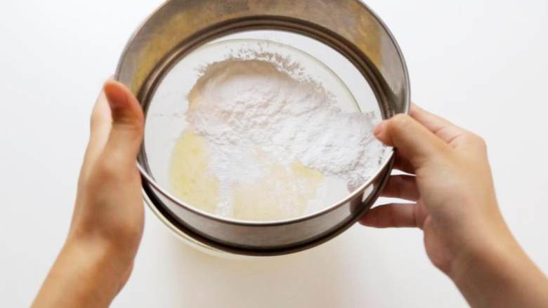 广式奶黄蛋黄月饼,中筋面粉 ，澄粉 ，奶粉 混合后过筛搅拌均匀，加入黄油 。