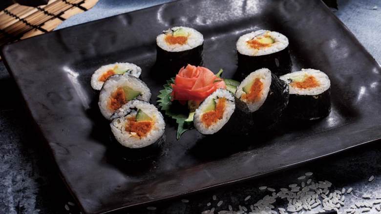 金枪鱼军舰寿司与咸蛋黄肉松寿司卷,然后把刀蘸一下水，切成大约1.5厘米的段就可以了。