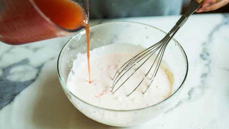 鲜虾番茄冰淇淋配三文鱼籽,淡奶油 稍稍打发，加入番茄膏 、伍斯特酱 、细砂糖 ，搅拌到有纹路，慢慢加入番茄汁，混合均匀。