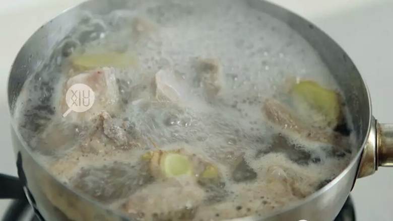 懒人排骨焖饭,猪肋排 提前剁小，3~4厘米长即可，与生姜 一起放入冷水中，煮至沸腾，将血水倒掉，洗净沥干。