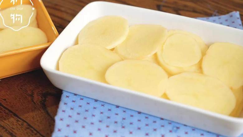 奶汁焗土豆,土豆 洗净切片，铺如抹了黄油的烤皿中。
