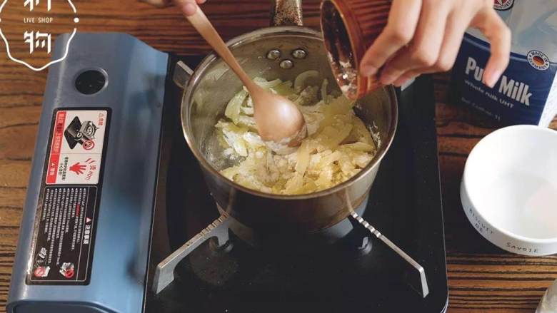 奶汁焗土豆,转小火，倒入面粉 ，迅速搅拌均匀。