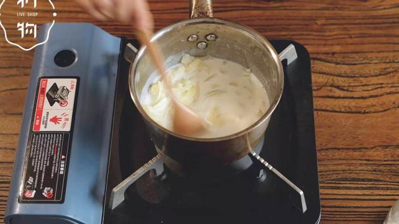 奶汁焗土豆,加入牛奶 ，转中火，加入盐 调味，边搅拌边加热，直至液体变成粘稠糊状。