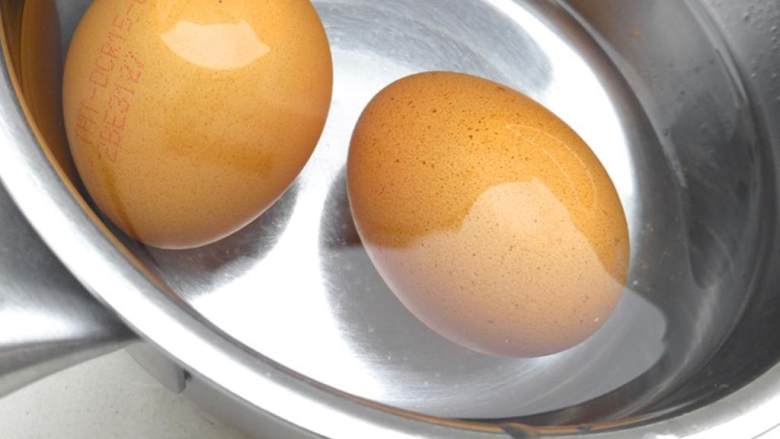 日式味增拉面,首先，煮好鸡蛋 。在一个炖锅中装满水，大火加热，沸腾后转中火，放入鸡蛋。