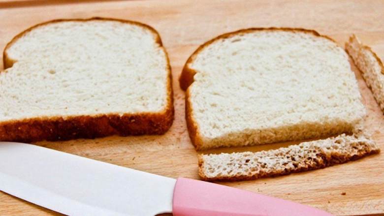 日式亲子面包卷,把三明治面包 的边缘切掉。