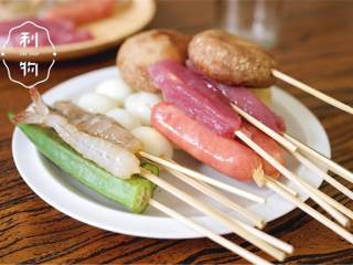大阪炸串,将鹌鹑蛋 ，藕片，秋葵，基围虾 ，猪里脊 ，台式香肠杏鲍菇 ，南瓜片 串在竹签上。
