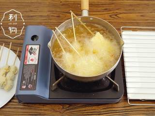 大阪炸串,170度油温，炸3-5分钟，虾的时间短一点，猪里脊、香菇等时间久一点。